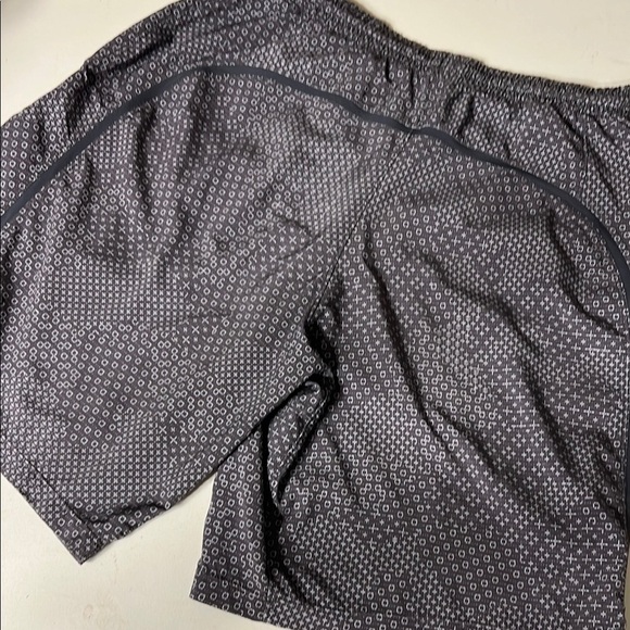 Men’s lululemon shorts NWOT - Picture 4 of 6